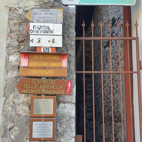 Foto nr. 2 cartelli che indicano gli itinerari che si dipartono dalla chiesetta nella nostra direzione - © G.S. Marinelli, riproduzione vietata.
