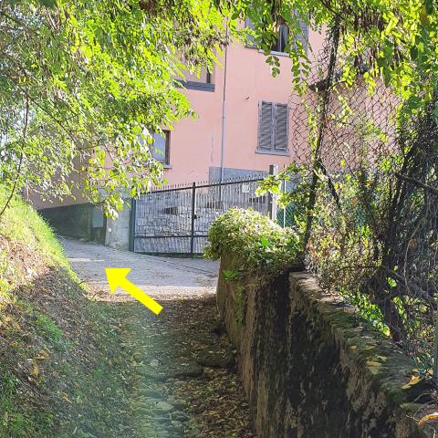 Foto nr. 1 Usciti da questo tratto di percorso a gradoni svoltiamo a destra ed arriviamo alla cappella degli Alpin - © G.S. Marinelli, riproduzione vietata.