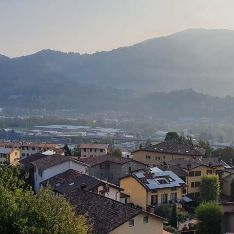 Foto nr. 8 una bella vista panoramica sulla valle del Lujo e sul paese - © G.S. Marinelli, riproduzione vietata.