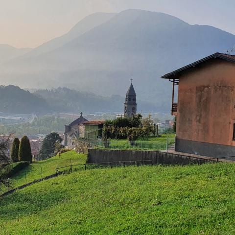Foto nr. 9 una bella vista panoramica sulla valle del Lujo e sul paese - © G.S. Marinelli, riproduzione vietata.