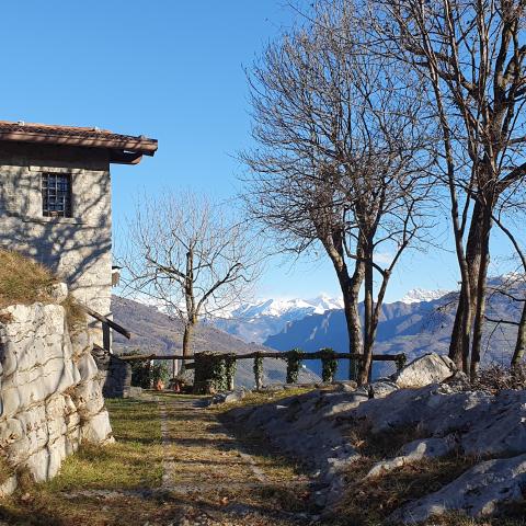 Foto nr. 3 e ad una baita dalla quale si gode una bellissima vista sula Valle Seriana - © G.S. Marinelli, riproduzione vietata.