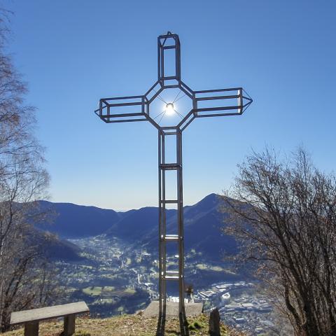 Foto nr. 8 la  Croce di San Luigi svetta sulla valle - © G.S. Marinelli, riproduzione vietata.