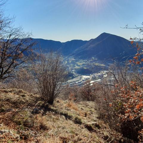 Foto nr. 5 ci soffermiamo a vedere l'ampio panorama sulla valle dell'Oltre Serio con il Monte Misma - © G.S. Marinelli, riproduzione vietata.