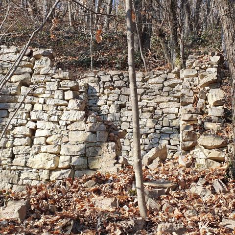 Foto nr. 7 oltrepassiamo i ruderi di una piccola costruzione in pietra - © G.S. Marinelli, riproduzione vietata.