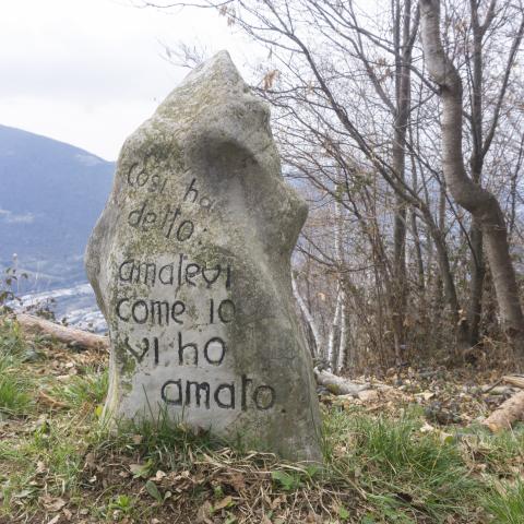 Foto nr. 16 una pietra alla sua destra con la scritta: Così ha detto: amatevi come io vi ho amato - © G.S. Marinelli, riproduzione vietata.