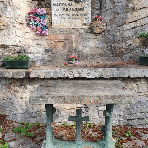 foto nr. 13 alla Madonna è dedicato un piccolo altare e una scultura in rilievo su una lastra di marmo - © G.S. Marinelli, riproduzione vietata.