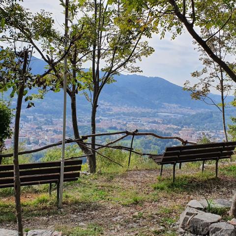 foto nr. 11 bella vista sulla vallata che si può godere comodamente seduti sulle due panchine - © G.S. Marinelli, riproduzione vietata.