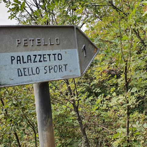 Foto nr. 2 un cartello indica Palazzetto dello sport - Desenzano - © G.S. Marinelli, riproduzione vietata.