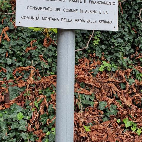 Foto nr. 12 un cartello al termine del sentiero ci indica il nome: “Strada Comunale di Gombel” - © G.S. Marinelli, riproduzione vietata.