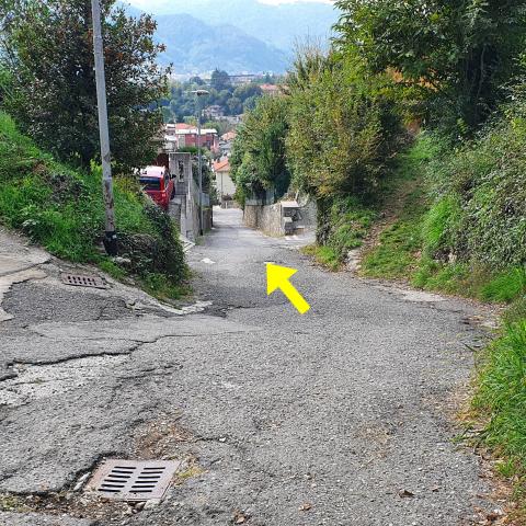 il sentiero diventa via Vittorio Carrara