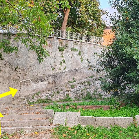 la rampa di scale che ci immette nel piazzale antistante la Villa Regina Pacis