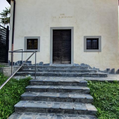 la chiesa di San Bernardo  (frazione di Bondo Petello) 