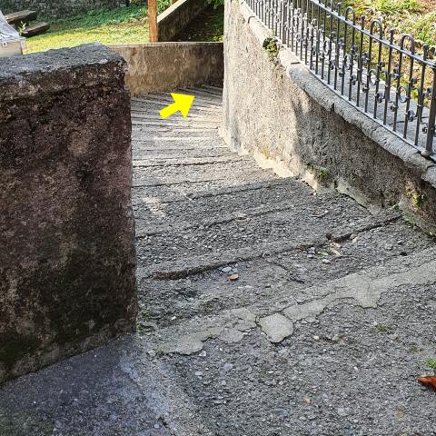 la scalinata che scende al parco 