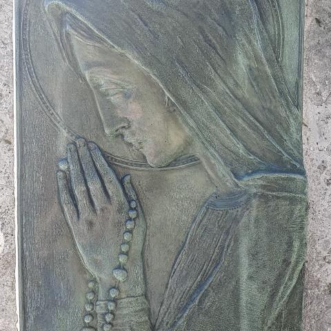 La scultura in bronzo della Madonnina, opera di F. Cortesi e C. Cortinovis