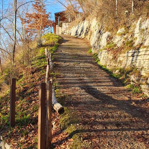 Foto nr. 4 superiamo sulla nostra sinistra, una strada privata che scende ripida da una baita - © G.S. Marinelli, riproduzione vietata.