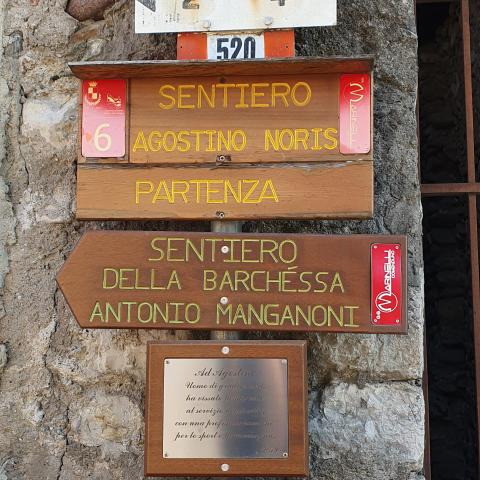 Foto nr. 2 Guardando la facciata della chiesa vediamo, a sinistra dell'ingresso, un cartello che indica i diversi itinerari che si dipartono dalla chiesetta - © G.S. Marinelli, riproduzione vietata.