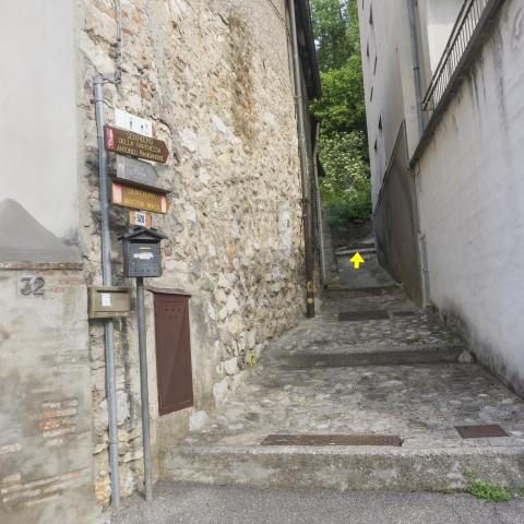 Foto nr. 6 imbocchiamo un sentiero a gradoni in cemento in ripida salita - © G.S. Marinelli, riproduzione vietata.
