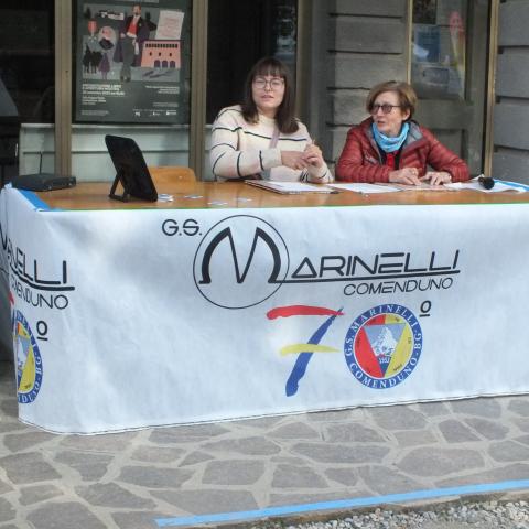 pronte al tavolo delle partenze per registrare l'orario di partenza di ogni pattuglia  - &copy; G.S. Marinelli, riproduzione vietata.