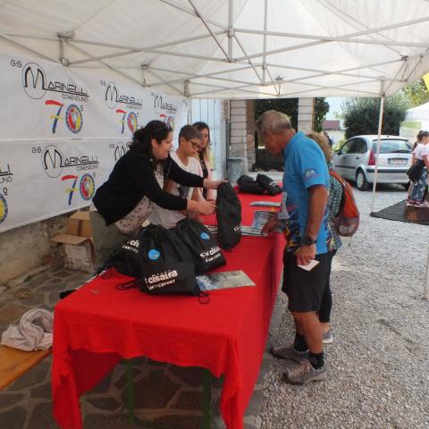 ci si registra e si riceve il pacco omaggio per i nonni e quello per i nipoti  - &copy; G.S. Marinelli, riproduzione vietata.