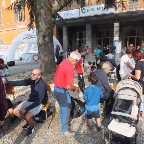 nonni e nipoti si preparano per partire  - &copy; G.S. Marinelli, riproduzione vietata.