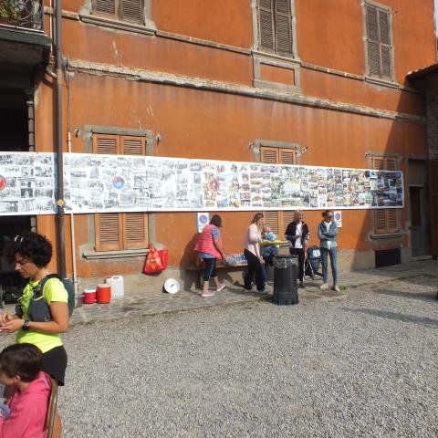 qualcuno beve del te caldo, altri controllano il proprio cartellino  - &copy; G.S. Marinelli, riproduzione vietata.