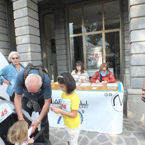 si indossano i pettorali con il numero di partenza  - &copy; G.S. Marinelli, riproduzione vietata.