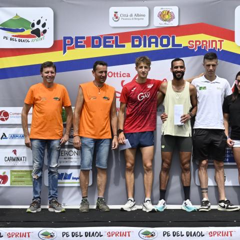 Le premiazioni del podio maschile PE DEL DIAOL SPRINT edizione 2025  - &copy; G.S. Marinelli, riproduzione vietata.