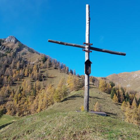 Croce della Casera di M.Colle su sfondo il Pizzo Badile  - © G.S. Marinelli, riproduzione vietata.