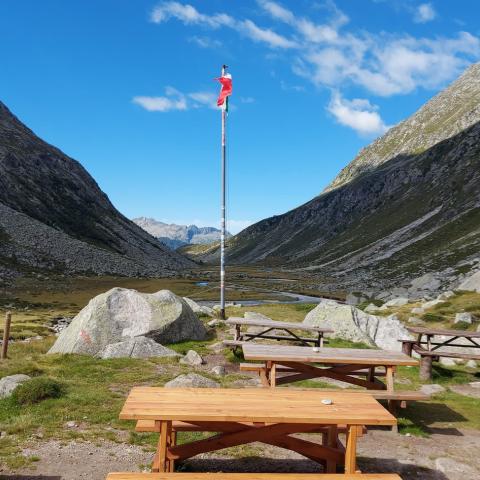 Breve sosta al rifugio  - © G.S. Marinelli, riproduzione vietata.