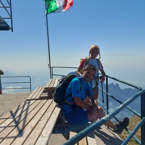 Emilio e Sara sul terrazzo del Rif. Brioschi  - © G.S. Marinelli, riproduzione vietata.