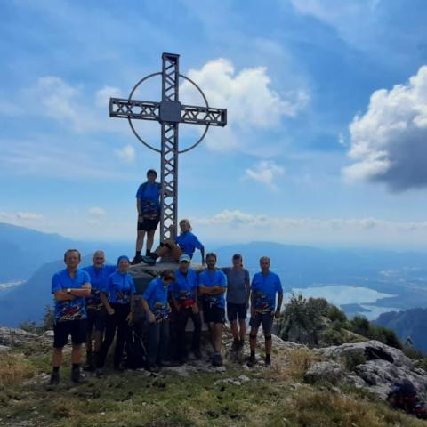  Foto di gruppo con Croce del Corno orientale - &copy; G.S. Marinelli, riproduzione vietata.