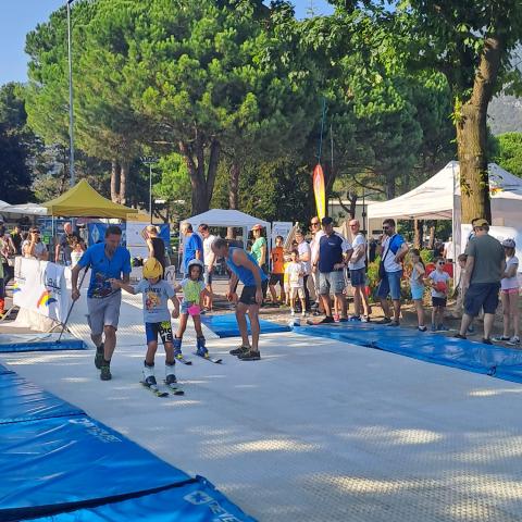  ragazzi alle prese con la gli sci - &copy; G.S. Marinelli, riproduzione vietata.
